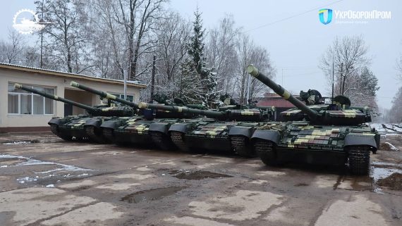 Українські військові отримали модернізовані танки і машину БРЕМ-2