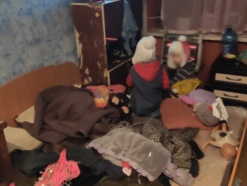 Хворі і голодні: на Харківщині багатодітна мати лишила малюків і пішла пиячити
