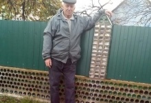 Волинянин збудував паркан зі скляних пляшок