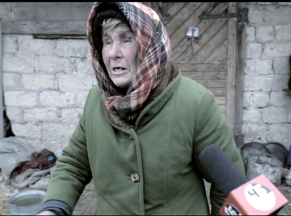 На Львівщині 75-річна жінка змушена жити у хліві з коровами