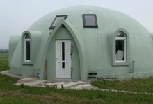 На Франківщині подружжя збудувало будинок-купол з пінопласту