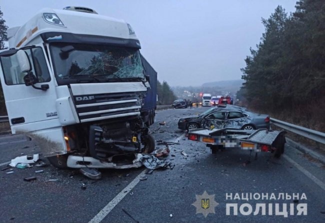 На Вінниччині евакуатор влетів у вантажівку: двоє загиблих