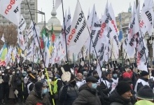 У Києві поліція викинула намети підприємців, почались сутички