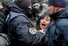Постраждали 10 людей: у Києві не вщухають сутички між протестувальниками і поліцією