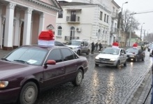 У Луцьку таксисти з волонтерами доставляють дітям подарунки