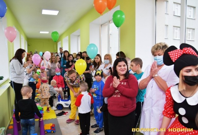 У Луцьку в дитячій лікарні онкохворим діткам облаштували ігрову кімнату