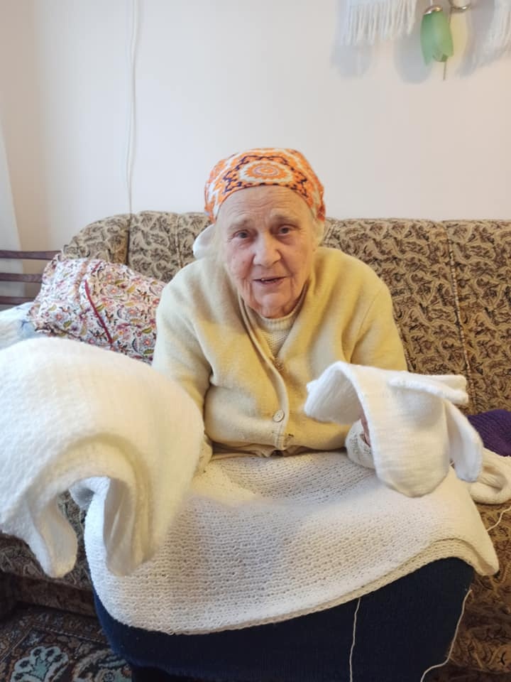 На Волині 86-річна жінка зв'язала шарф та рукавиці для митрополита Епіфанія