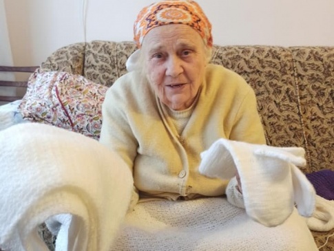 На Волині 86-річна жінка зв'язала шарф та рукавиці для митрополита Епіфанія