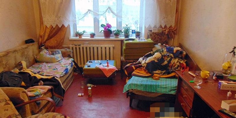 У Києві чоловік зарізав матір, а тіло сховав в дивані