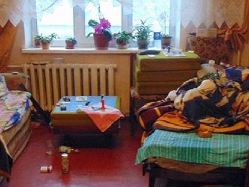У Києві чоловік зарізав матір, а тіло сховав в дивані