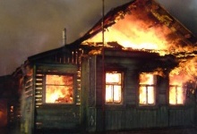 На Житомирщині з палаючого будинку врятували 3 дітей та їхню прабабусю