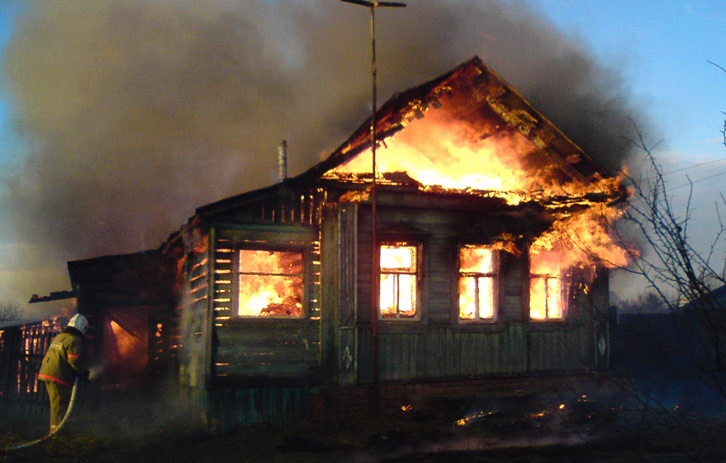 На Житомирщині з палаючого будинку врятували 3 дітей та їхню прабабусю