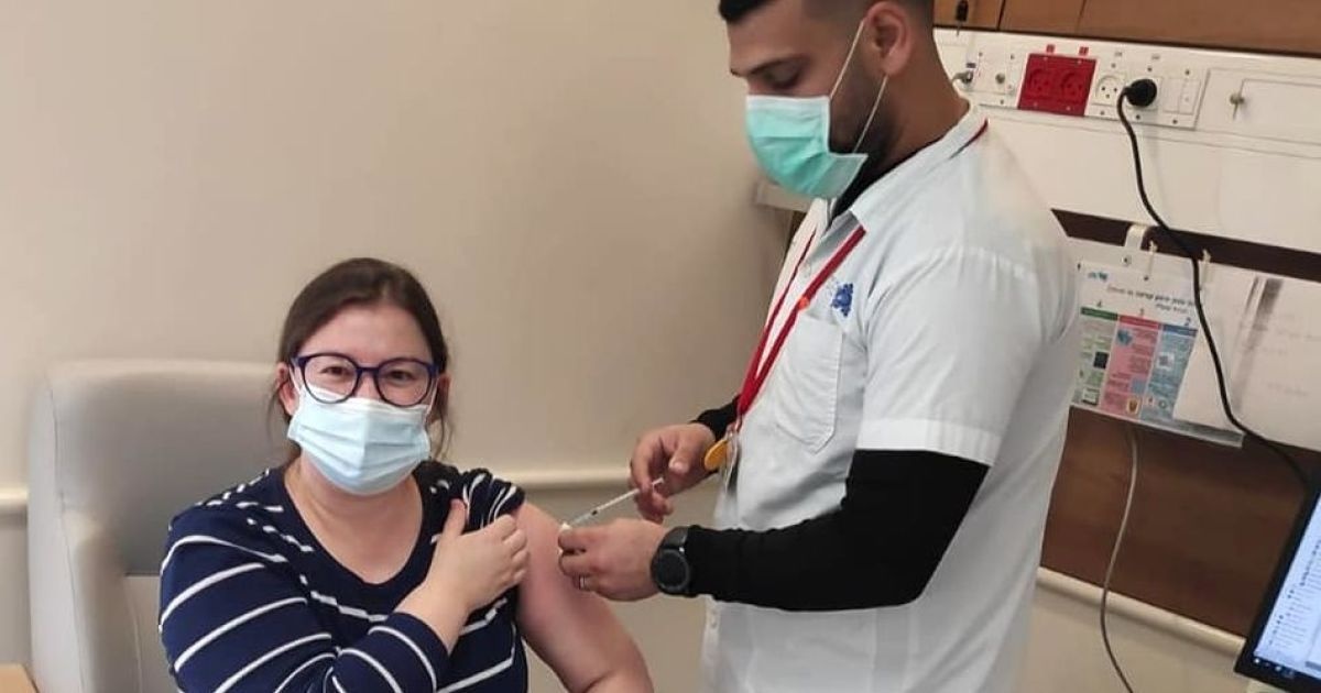 «Попередили про побічну дію»: українка вакцинувалася від коронавірусу в Ізраїлі