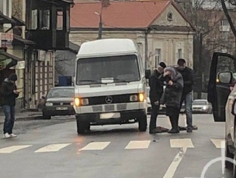 У Луцьку на переході мікроавтобус збив жінку