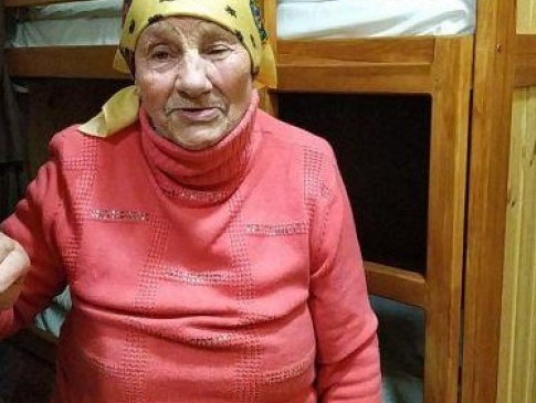 Історія порятунку 79-річної жінки, якій довелося втікати з дому і жити на вокзалі