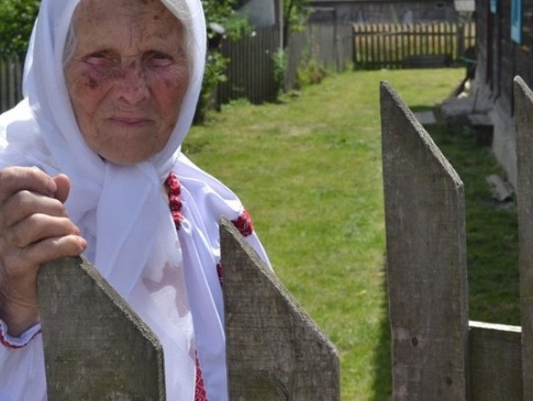 95-річна бабуся з Рівненщини пів пенсії віддає на фронт