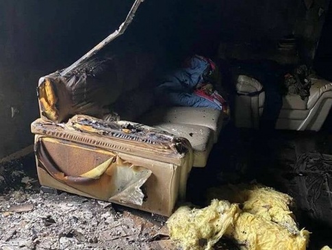 Біля Луцька рятувальники гасили палаючий будинок