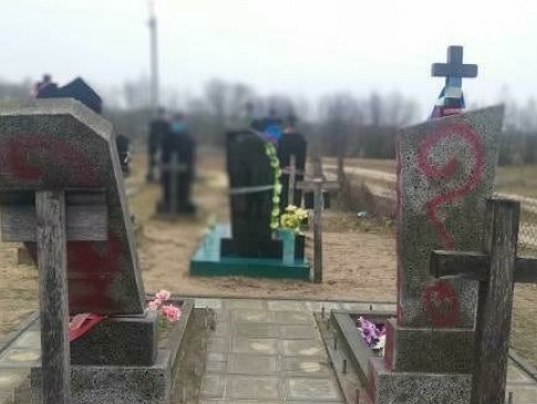 На Рівненщині вандали поглумилися з могил