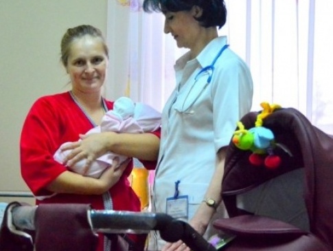 У Луцьку першій народженій у 2021-му дівчинці подарували коляску