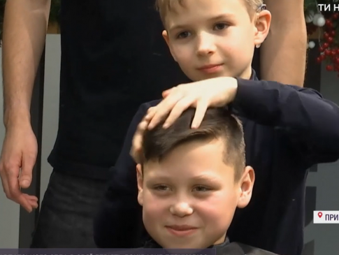 9-річний українець із вадами слуху займається перукарством і має постійних клієнтів