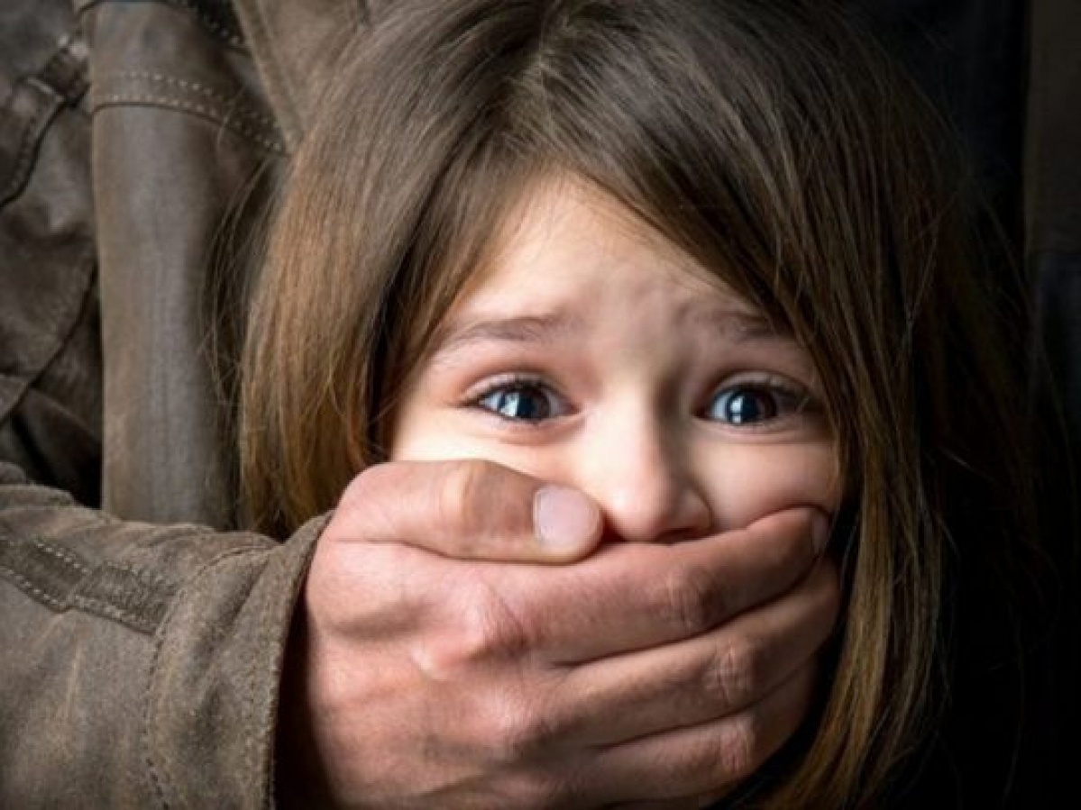 На Запоріжжі сусід заманив 12-річну дівчинку у квартиру і зґвалтував
