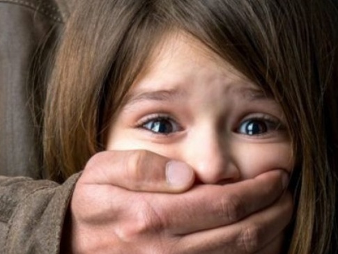 На Запоріжжі сусід заманив 12-річну дівчинку у квартиру і зґвалтував