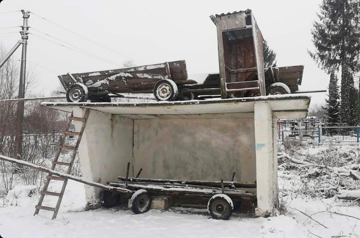 На Рівненщині щедрувальники  випхали туалет і  вози на дах зупинки