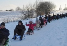 У селі на Волині створили величезний «потяг» із санчат з дітьми