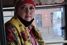 У Тернополі водійка тролейбуса пригощає дітей цукерками за щедрівку