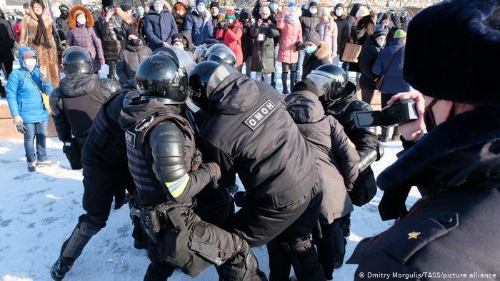 У Росії жорстоко затримують протестувальників, які масово вийшли на підтримку Навального