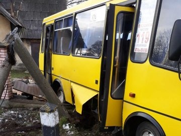 Смертельна аварія біля Львова: маршрутка зіткнулась з поїздом