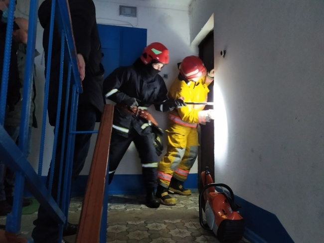 На Рівненщині із зачиненої квартири рятували чоловіка з інсультом