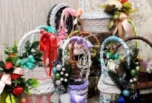 На Рівненщині жінка плете дизайнерські кошики з газетного паперу