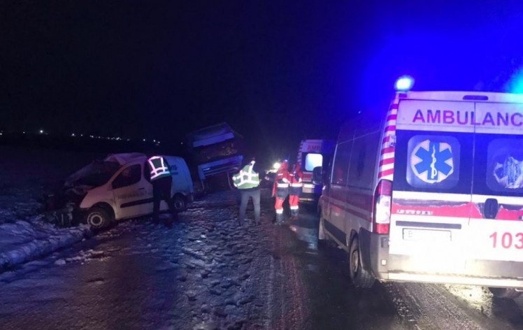 Смертельна аварія на дорозі Жовква-Ковель: легковик влетів у вантажівку