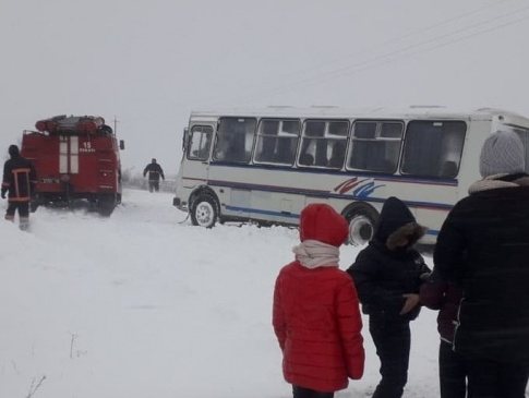 На Волині у сніговому заметі застряг шкільний автобус з дітьми