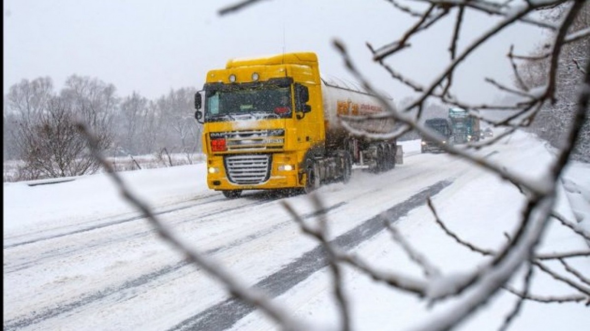 Негода вирує: на трасі Ковель-Жовква обмежили рух вантажівок