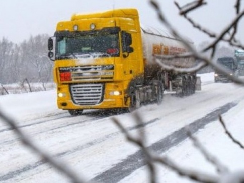 Негода вирує: на трасі Ковель-Жовква обмежили рух вантажівок