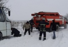 Біля Луцька зі снігового замету витягали автобус з пасажирами