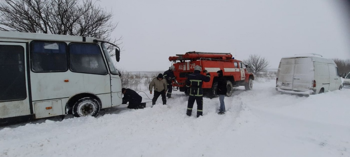 Біля Луцька зі снігового замету витягали автобус з пасажирами