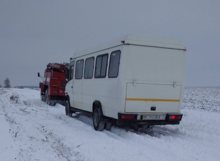 На Волині автобус із пасажирами знесло з дороги