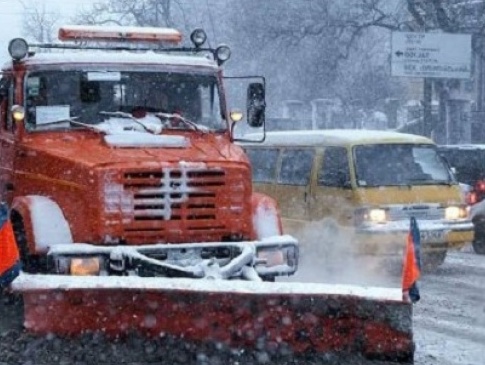 У Луцьку водії снігоочисної техніки «хімічать» з пальним