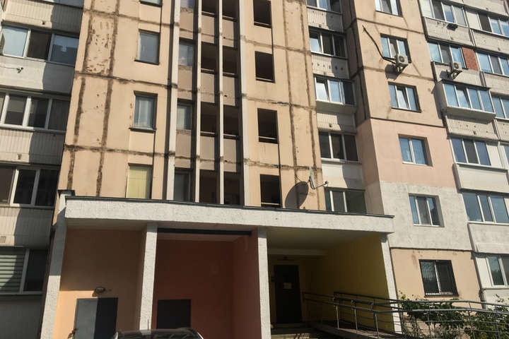 У Києві дівчина-підліток впала з 17 поверху і загинула