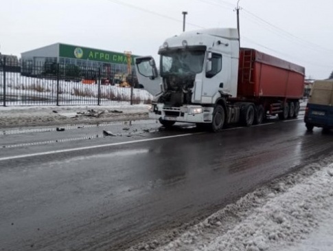 На трасі Львів-Луцьк не розминулися дві вантажівки