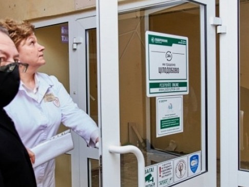 У дитячій лікарні в Луцьку працівники аптеки зірвали стелю і розетки