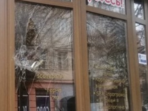 У Луцьку в салоні інтимних послуг розбили вікно