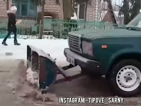 На Рівненщині винахідник перетворив «Жигулі» на снігоочисний бульдозер