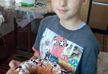 На Волині 10-річний хлопчик пече кекси і бісквіти і вишиває картини бісером