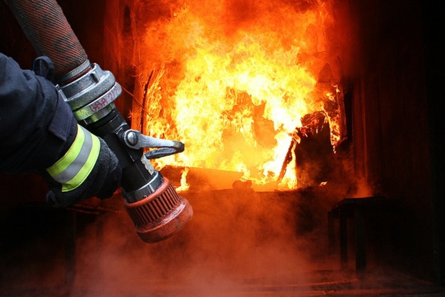 У Луцьку в реанімації рятують чоловіка, який обгорів у пожежі