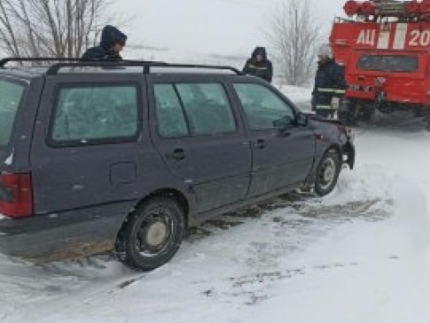 На Волині рятувальники звільнили зі снігових заметів 42 автівки