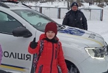На Волині поліцейські допомогли матері з 2 дітьми дістатися до школи